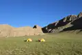 Campingplatz mit zwei Zelten in einer Gebirgslandschaft.