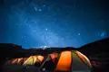 Nachtlager: Zelte unter dem Sternenhimmel.