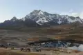 Berglandschaft mit See und Packtieren