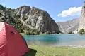 Campingplatz am Bergsee mit Blick auf die umliegende Berglandschaft.
