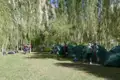 Campingplatz mit mehreren Zelten und Reisenden.