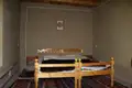 Schlafzimmer mit zwei Einzelbetten und traditioneller Einrichtung.