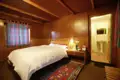 Schlafzimmer mit Doppelbett und eigenem Bad.