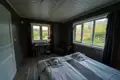 Blick aus dem Schlafzimmerfenster auf die Landschaft.