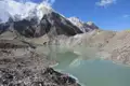 Gletschersee mit Blick auf den Berg