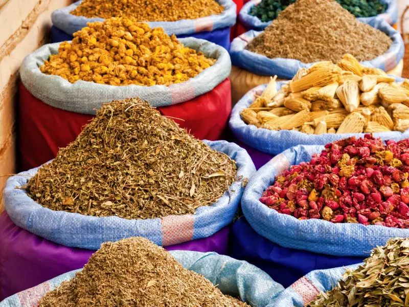Auf unserer Studienreise nach Marokko erleben wir farbenfrohe Marktstände mit duftenden Gewürzen.
