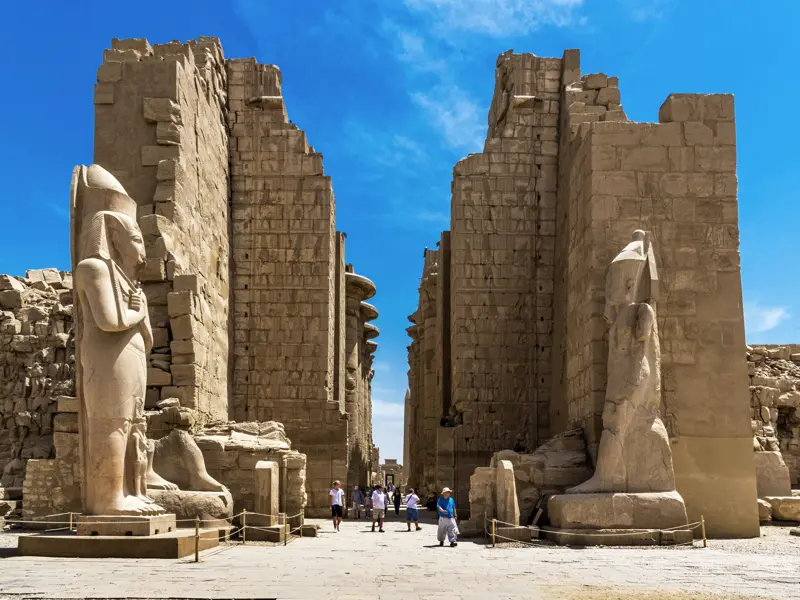 Der geheimnisvolle Tempel des Amun von Karnak ist eine der größten Tempelanlagen weltweit. Bei unserer Studienreise durch Ägypten nehmen wir uns viel Zeit für das eindrucksvolle Labyrinth aus Säulen, Pfeilern, Obelisken und Pylonen.