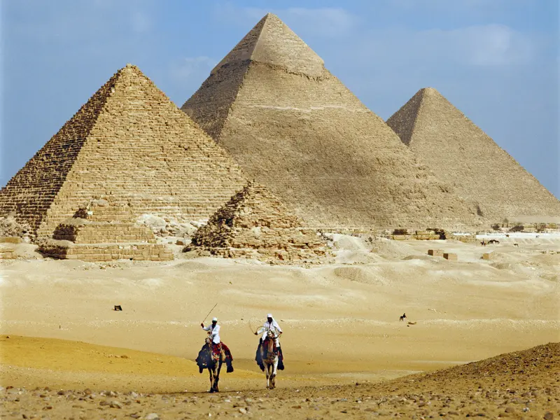 Lassen Sie sich auf Ihrer Studienreise durch Ägypten von den geheimnisumwitterten Pyramiden von Gizeh faszinieren, dem letzten noch existierenden Weltwunder der Antike!