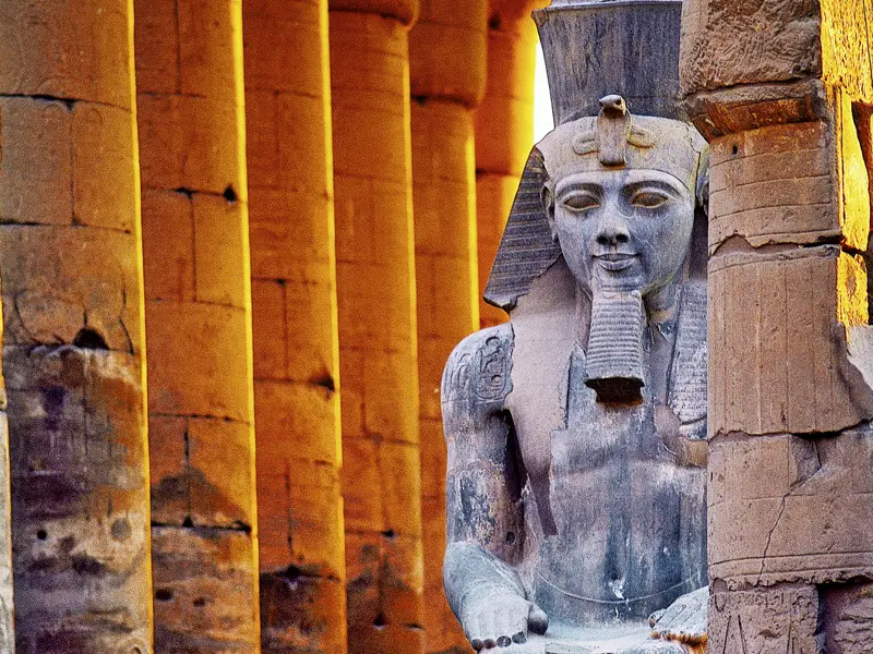 Unserer Kreuzfahrt-Studienreise durch Ägypten führt uns nach Luxor, in die riesige Tempelstadt von Karna. In den gewaltigen Säulenhallen erweckt Ihr Reiseleiter auf Götterlegenden zum Leben und erzählt anschaulich von den großen Pharaonen.