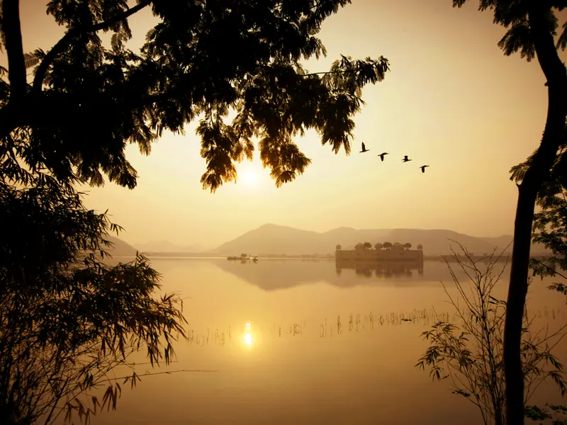 Auf unserer Studienreise Rajasthan mit Flair erleben wir viele magische Momente. Der Wasserpalast Jal Mahal im Man Sagar Lake bei Jaipur scheint im Glanz der untergehenden Sonne auf dem Wasser zu schweben.