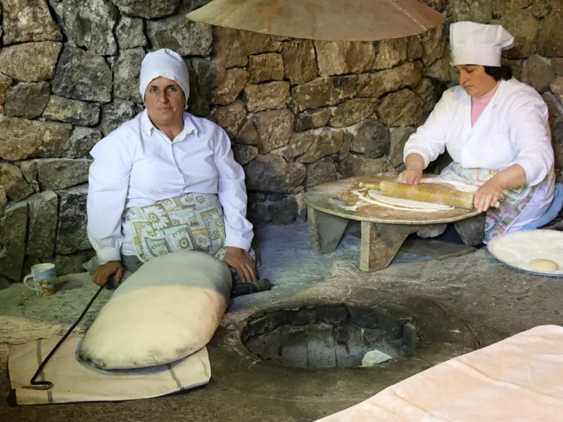 Auf unserer Studienreise durch Armenien und Georgien erleben wir alle Höhepunkte dieser beiden faszinierenden Länder. In einem Dorf bei Garni beobachten wir Bäckerinnen bei der Zubereitung des traditionellen armenischen Fladenbrotes Lavasch.
