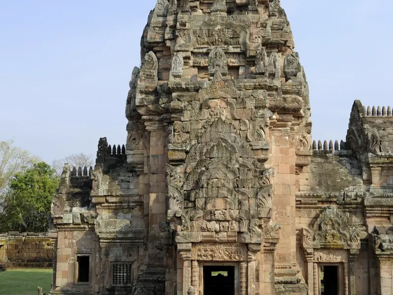 Auf dem Tempelberg Phnom Rung in Thailand, einem erloschenem Vulkan, nimmt Sie Ihr Reiseleiter mit auf Zeitreise in die Welt der Khmer. Er ist eine der ersten Stationen Ihrer klassischen Studienreise, deren grandioses Finale die Tempelwelt Angkors ist.