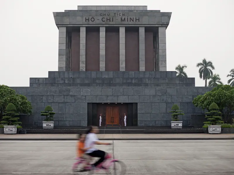 Unsere umfassende Studienreise durch Vietnam und Kambodscha führt natürlich auch nach Hanoi, wo sich das Ho-Chi-Minh-Mausoleum befindet. Überall im Land wird der Revolutionsführer und Präsident sehr verehrt.