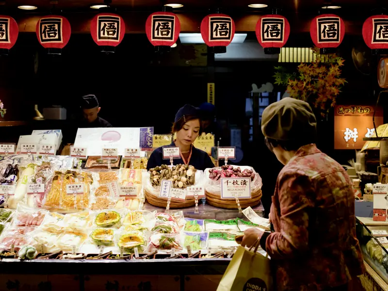 Auf unserer Studienreise durch Japan haben wir einen mehrtätigen Aufenthalt in Kyoto. Beim Bummel über den Nishiki-Delikatessenmarkt nutzen wir die Gelegenheit zum Probieren und Naschen.