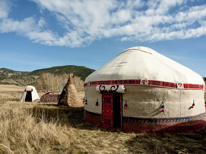Auf unserer Expeditionsreise durch die Mongolei sehen wir Jurten, das Eigenheim der mongolischen Nomaden: geräumig, wärmend im Winter, kühlend im Sommer. Und sehr gemütlich.