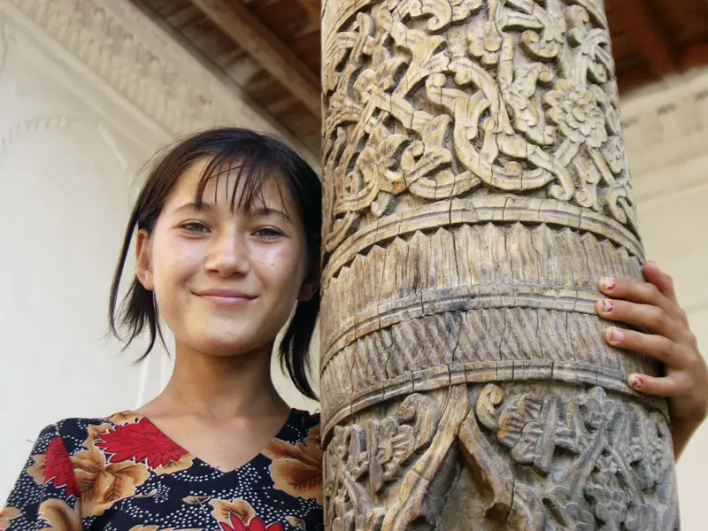Auf unserer Studienreise durch Usbekistan begegnen wir überall der umwerfenden Gastfreundschaft der Usbeken. Und allerlei Kunsthandwerk, zum Beispiel aus geschnitztem Holz!