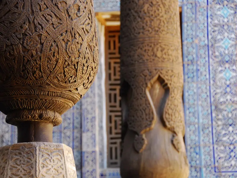 Auf unserer Studienreise Usbekistan-Kirgisistan - Seidenstraße im Wandel der Zeit bestaunen wir auch die reich verzierten Säulen der Moschee in Chiwa. Die Kunst der Holzschnitzerei wird in Usbekistan von alters her großgeschrieben.