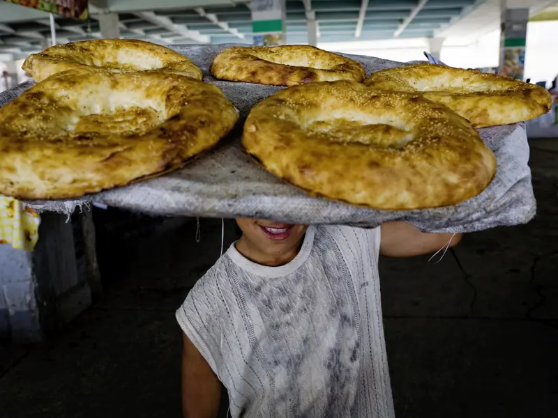 Auf unserer Studienreise durch Usbekistan und Kirgisistan besuchen wir Märkte wie den Bazar von Samarkand und probieren das leckere Non-Brot, gerne auch mit Sesam bestreut.