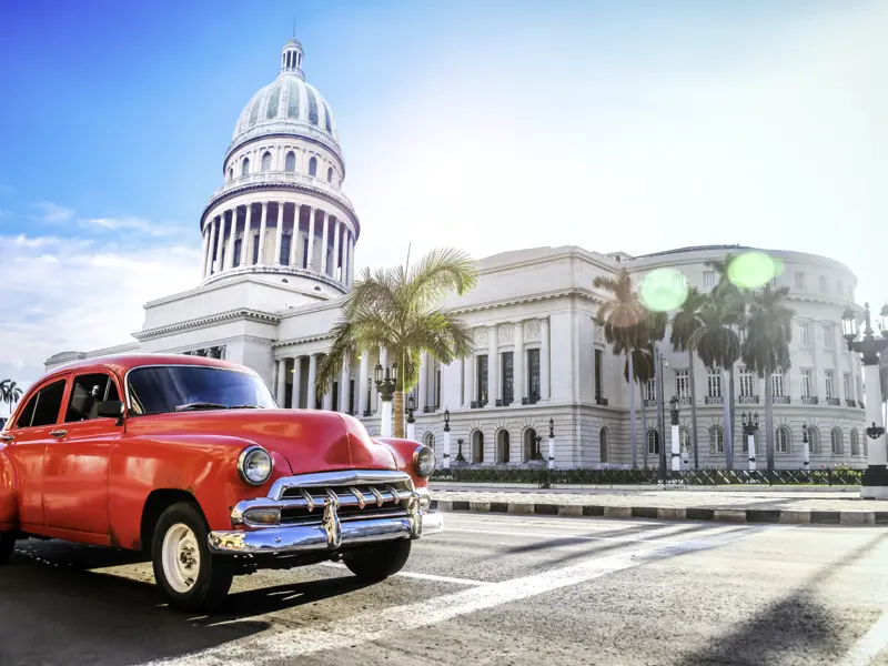 Auf unserer Studienreise durch Kuba werden wir viele Oldtimer sehen und auch damit durch Havanna cruisen, hier einen vor dem Capitolio in Havanna.