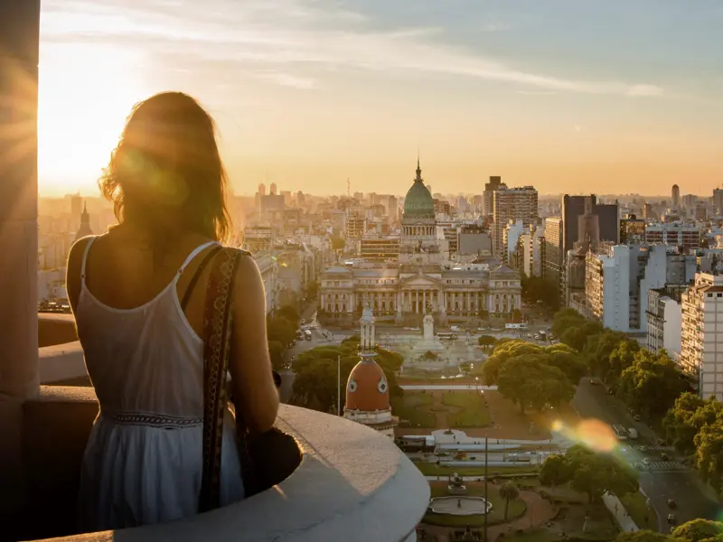 Auf unserer Studienreise durch Südamerika verbringen wir drei Tage in Argentiniens Hauptstadt und spazieren durch Buenos Aires von der Avenida der Mayo mit den prachtvollen Palästen und dem Jugenstilcafé Toroni hinein ins legendäre Opernhaus.