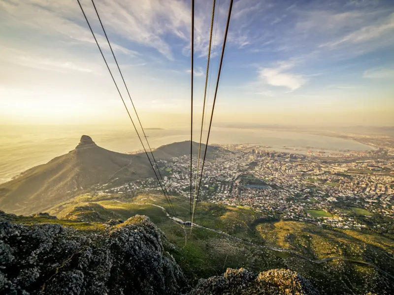 Überwältigende Panoramablicke sind auf unserer Studienreise Südafrika - Impressionen garantiert. Unter anderem fahren wir mit der Seilbahn auf den Tafelberg hoch über Kapstadt.