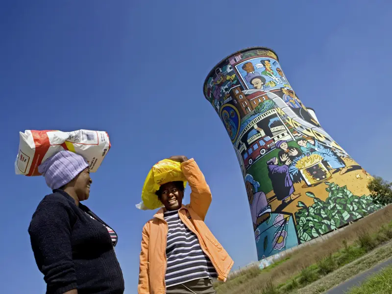 Bunte Eindrücke gibt es auf unserer Preiswert-Studienreise Südafrika - Höhepunkte sehr viele. Doch nicht nur die Natur ist farbenfreudig, sondern auch die Menschen - und sogar dieser bemalte ehemalige Kühlturm in der Township Soweto.