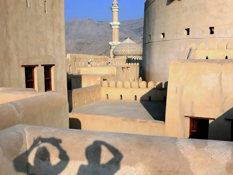 Auf unserer Studienreise durch den Oman erkunden wir in Nizwa die gewaltige Festung, wo altes Handwerk wie Brotbacken, Sticken und Klöppeln präsentiert wird. Anschließend können Sie auf dem Markt an Vanille, Safran, Muskat & Co. schnuppern sowie Cashews und Pistazien probieren.