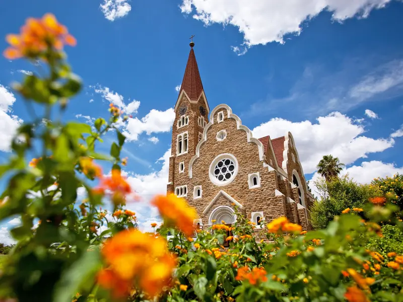 Erleben Sie bei unserer Studienreise Namibia - im Überblick die wichtigsten Sehenswürdigkeiten des Landes in zwölf Tagen, unter anderem die Christuskirche in Windhuk.