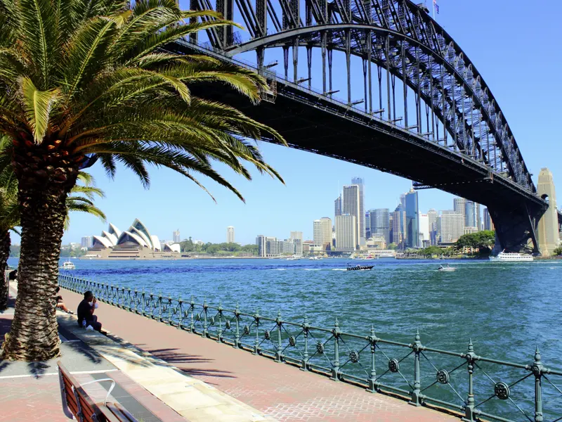 Die Destination Australien glänzt mit faszinierenden Ausblicken - hier der auf die Hafenbrücke und das weltberühmte Opernhaus (UNESCO-Welterbe) in Sydney. Auf unserer Studienreise Australien - die Große Australienreise schauen wir auch hinter die Kulissen dieses Kulturtempels, der Architekturgeschichte schrieb.