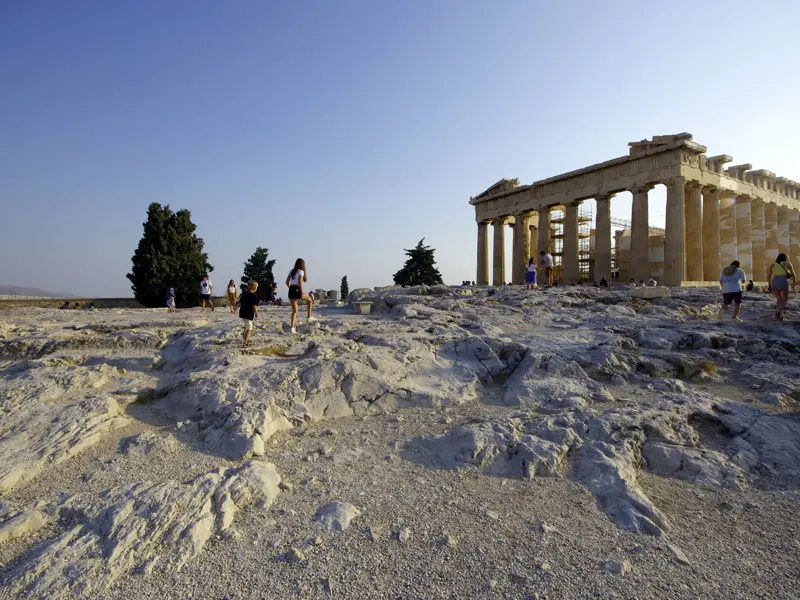 Auf unserer Studienreise zu den landschaftlichen und kulturellen Höhepunkten Griechenlands besuchen wir natürlich auch die Akropolis über den Dächern der griechischen Hauptstadt Athen.