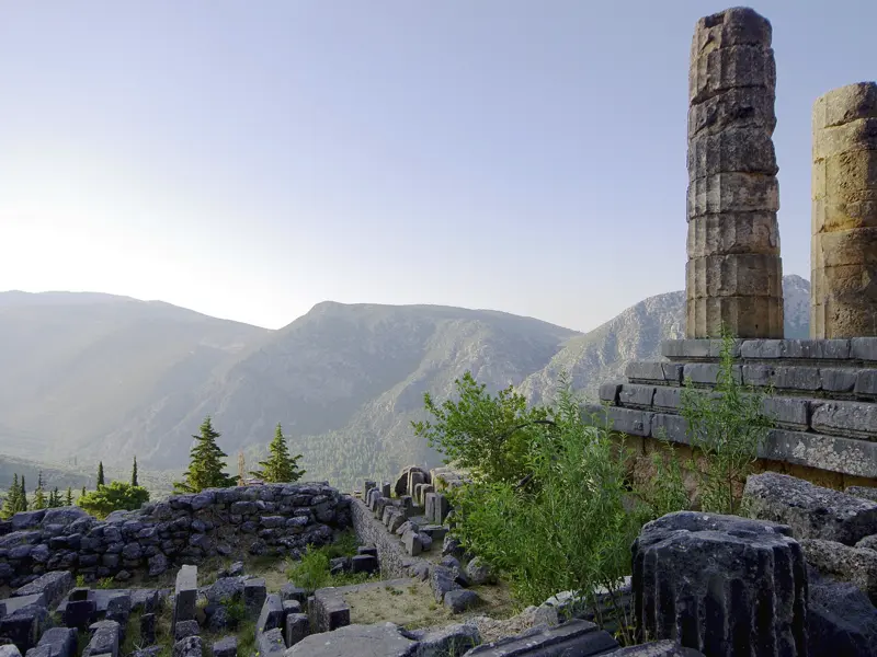 Auf unserer Studienreise zu den landschaftlichen und kulturellen Höhepunkten Griechenlands besuchen wir in Delphi die faszinierenden Ausgrabungsstätten. Und wir genießen den tollen Blick auf die Bergwelt.
