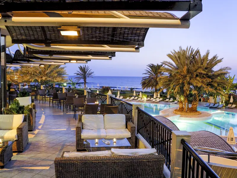 In Paphos verbringen wir auf unserer Studienreise durch Zypern entspannte Zeiten im Hotel Athena Beach am Meer.