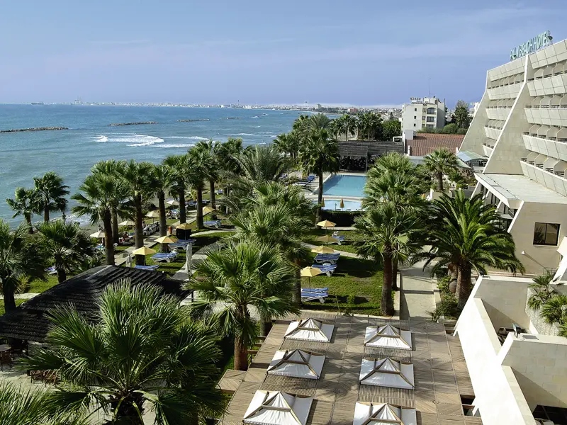 Das Badehotel Palm Beach empfängt uns in Larnaca zu Beginn unserer Reise durch Zypern.