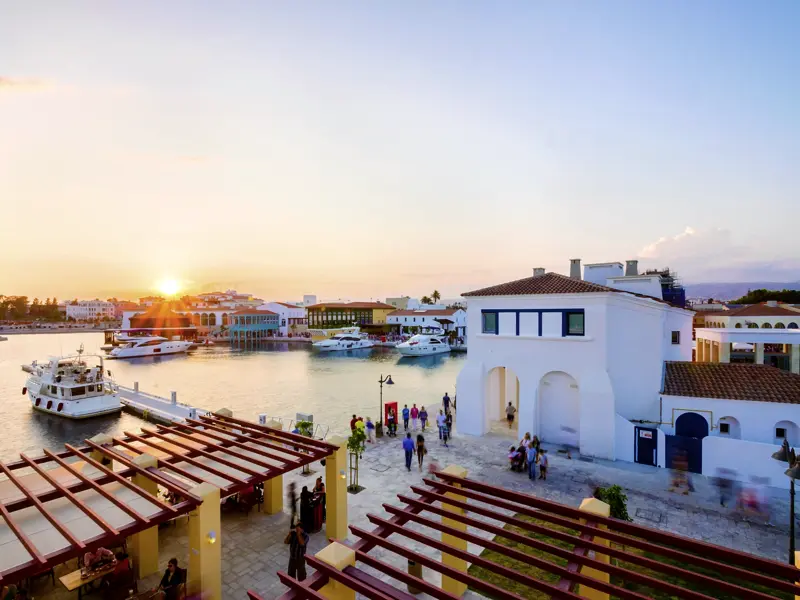 Abendstimmung im Hafen von Limassol: Auf unserer Studienreise nach Zypern genießen wir viele entspannende Momente.