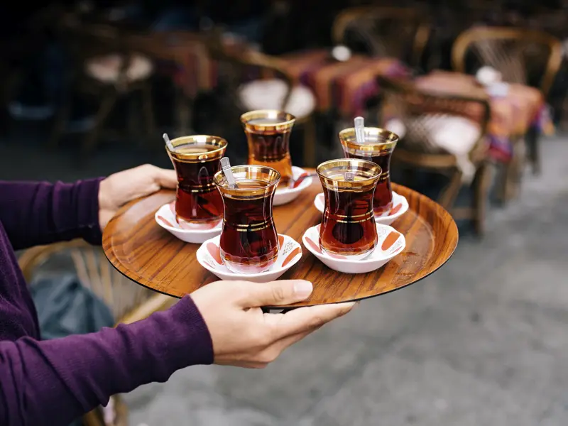 Auf unserer neuntägigen Reise zu den Höhepunkten der Westtürkei entdecken wir natürlich auch die Kulinarik des Landes, etwa den typischen türkischen Tee.