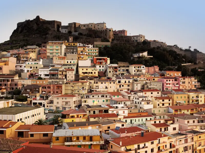 Die Festungsstadt Castelsardo, die wir auf unserer achttägigen Sardinien-Studienreise besuchen, ist höchst fotogen und berühmt für ihre Korbflechterei.
