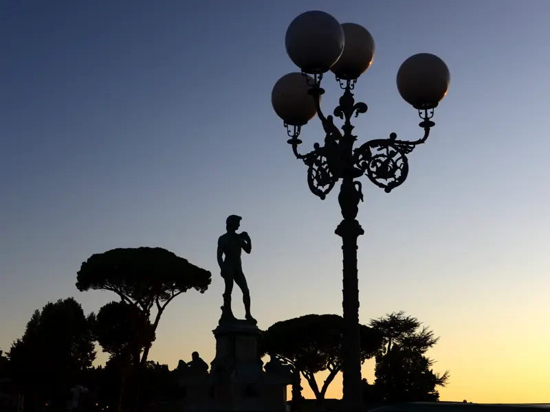 Bei Sonnenuntergang ist die Piazzale Michelangelo mit der Figur des Davids in Florenz besonders schön.