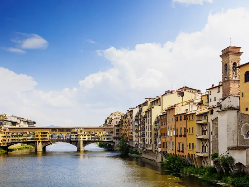 Während unserer klassischen Studienreise nach Florenz besuchen wir natürlich auch die Ponte Vecchio in Florenz, die Schmuckmeile über dem Arno.