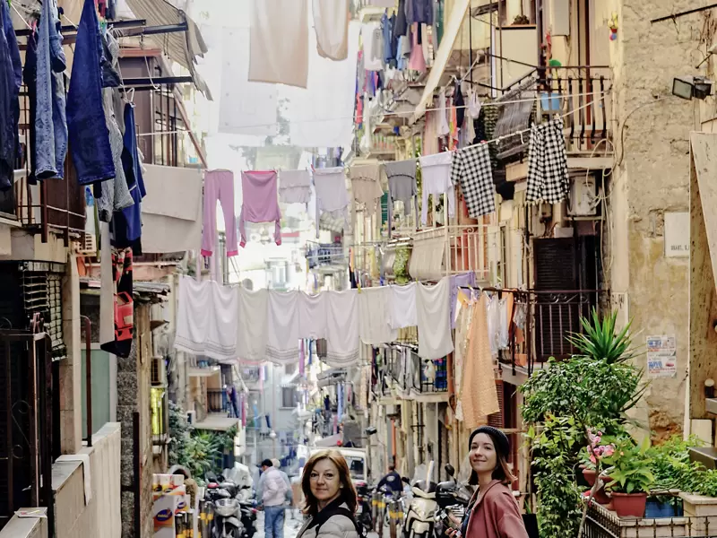 Auf unserer achttägigen PreisWert-Studienreise zum Golf von Neapel empfängt uns die Stadt am Vesuv mit typisch italienischem Temperament: Vespas knattern durch die Straßen, über unseren Köpfen flattert die Wäsche, schicke Italienerinnen  flanieren über die Piazze der Quartieri Spagnoli, dem Spanischen Viertel.