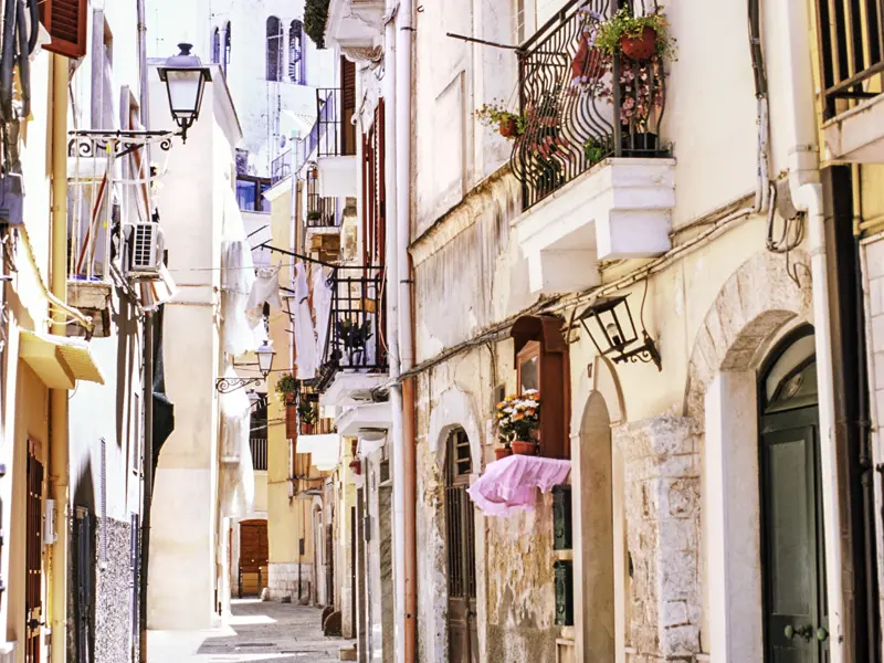 Auf der achttägigen Studienreise Apulien - Trulli und Castel del Monte schlendern wir auch durch die schmucken Altstadtgassen von Bari.