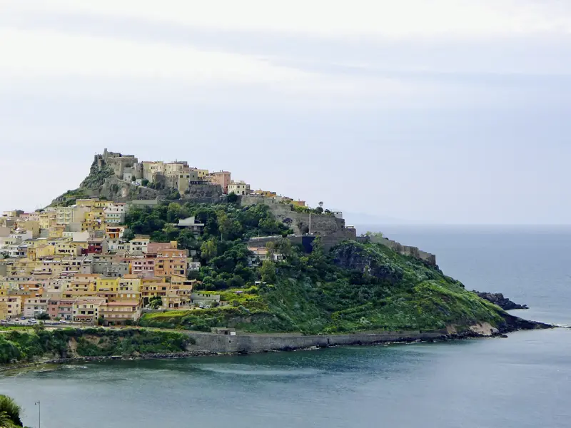 Auf unserer elftägigen Wander-Studienreise durch Sardinien erleben Sie die landschaftlichen und kulturellen Höhepunkte der Mittelmeerinsel. Der malerische Ort Castelsardo auf einer kleinen Halbinsel an der Nordküste Sardiniens ist eine der Sehenswürdigkeiten.