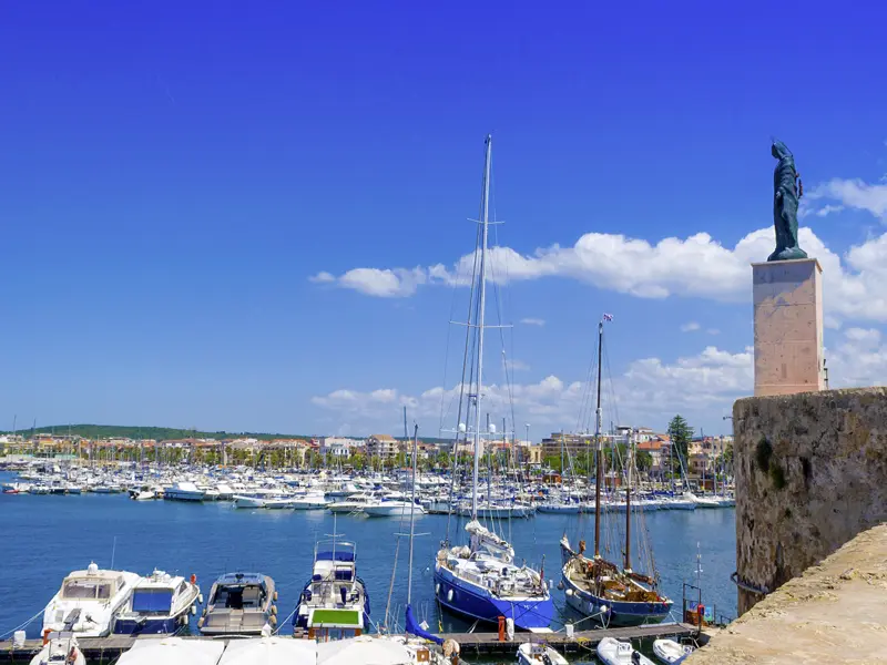 Auf unserer elftägigen Studienreise Sardinien - mit Muße erleben Sie in geruhsamen elf Tagen die landschaftlichen und kulturellen Höhepunkte der Insel. Malerisch: der Hafen von Alghero im Nordwesten Sardiniens.