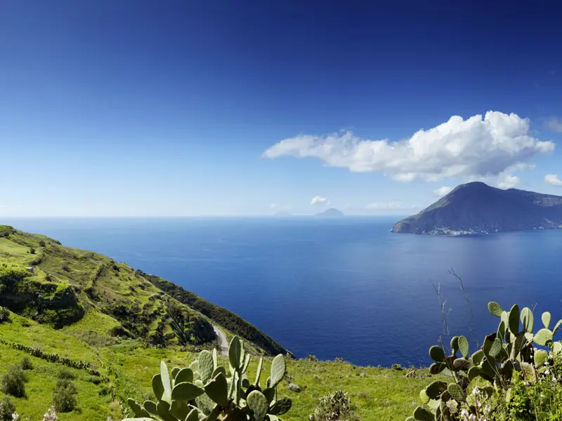 Gönnen Sie sich auf dieser elftägigen Studienreise traumhafte Naturerlebnisse zwischen Meer und Vulkanen auf allen sieben Äolischen Inseln: Vulcano, Lipari, Stromboli, Salina, Panarea, Filicudi und Alicudi.