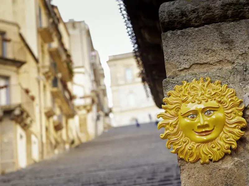 Natürlich freuen wir uns auf unserer achttägigen PreisWert-Studienreise über die wichtigen Sehenswürdigkeiten Siziliens. Doch oft sind es die kleinen Dinge, die uns lächeln lassen. Diese Sonne strahlt jedenfalls das ganze Jahr über.