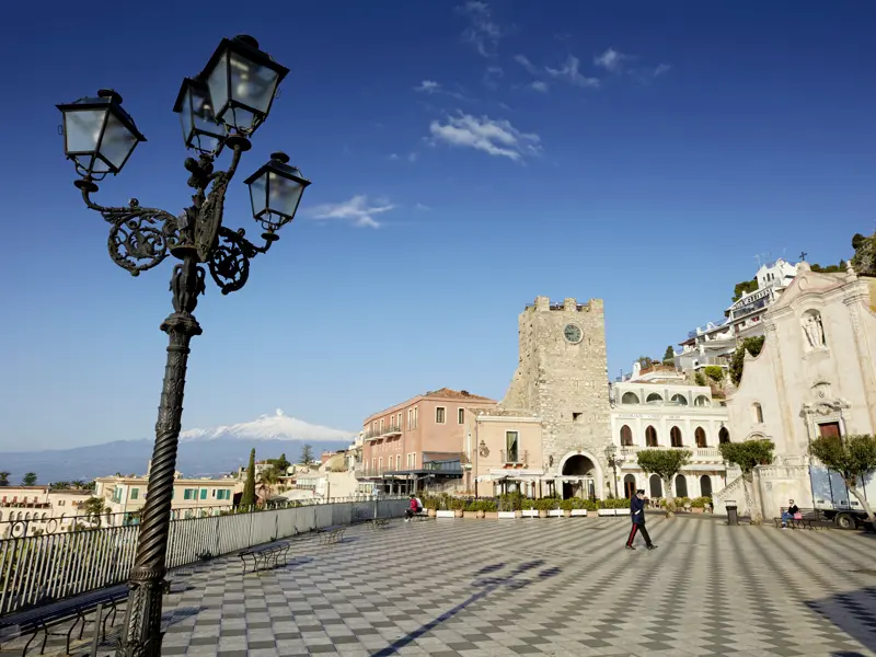 Auf unserer achttägigen PreisWert-Studienreise nach Sizilien besuchen wir Taormina und staunen über sein prächtiges Panorama. Taorminas Stadtkulisse bietet nach wie vor reichlich Glamour - und der Ätna ist auch nicht weit!
