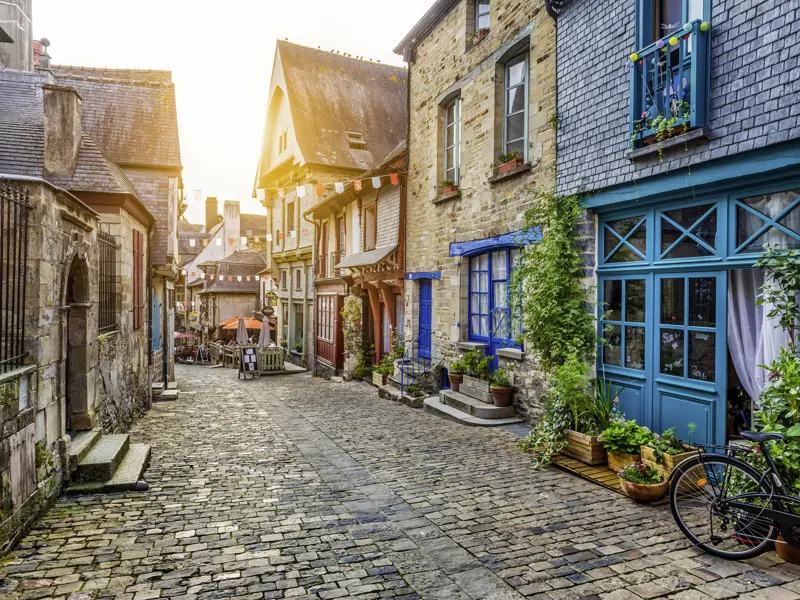 Auf unserer Wander-Studienreise lernen wir die Bretagne mit ihren typischen kleinen Dörfern kennen, wo die alten Steinhäuser dicht an dicht in den Gassen stehen. Besonders schön: die Morgenstimmung in einem bretonischen Dorf.