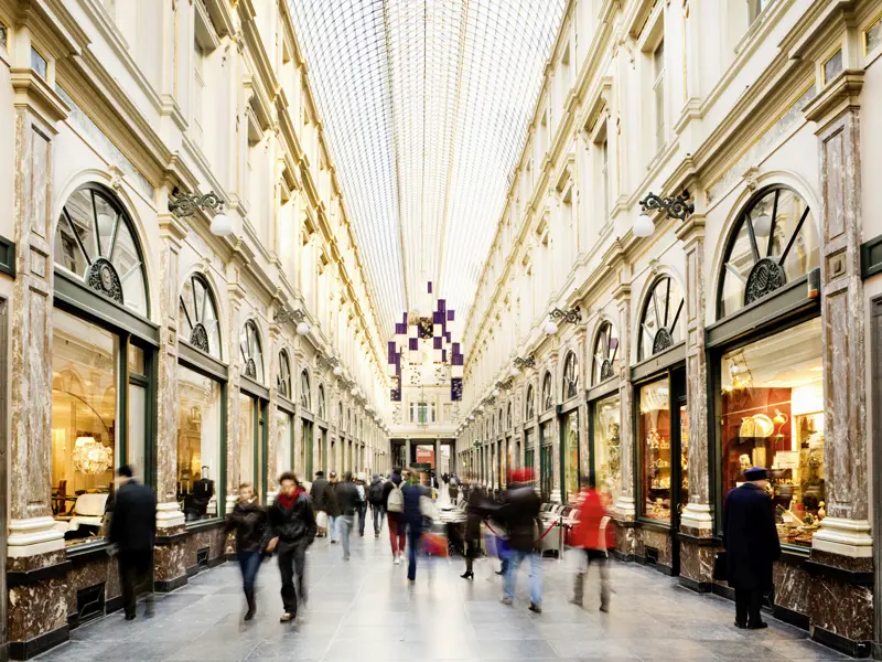 Flanieren mit Stil können auch wir auf unserer Klassik-Studienreise in der Einkaufspassage Galerie de la Reine in Brüssel. So wird aus dem Schaufensterbummel ein galantes Erlebnis!