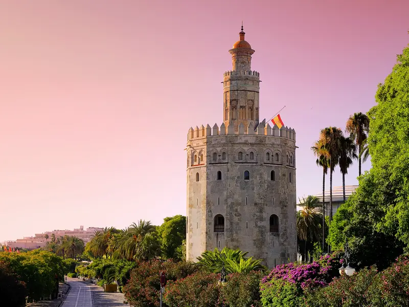 In Sevilla begeben wir uns mit Studiosus auf eine ausgiebige Erkundung der Hauptstadt Andalusiens und sehen u. a. den Torre del Oro.