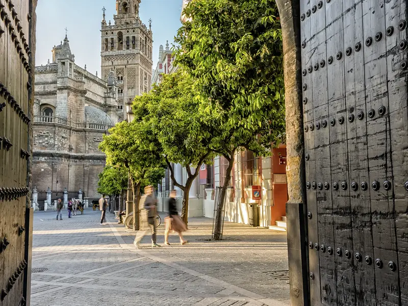 Die Kathedrale von Sevilla mit ihrem berühmten Glockenturm La Giralda ist ein Highlight unserer kompakten Studienreise durch Andalusien.