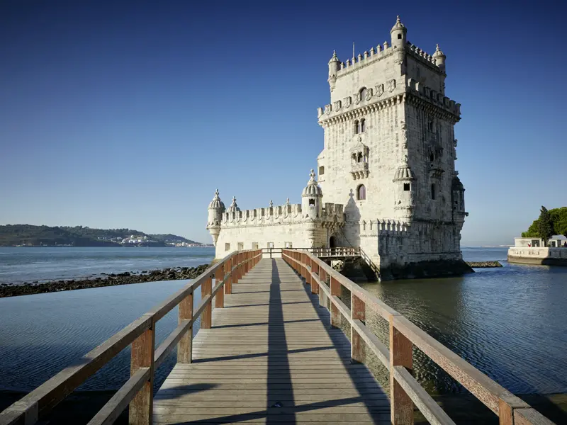 Auf unserer zehntägigen Studienreise zu den Höhepunkten Portugals besichtigen wir den Torre de Belém (UNESCO-Welterbe) in Lissabon von außen.